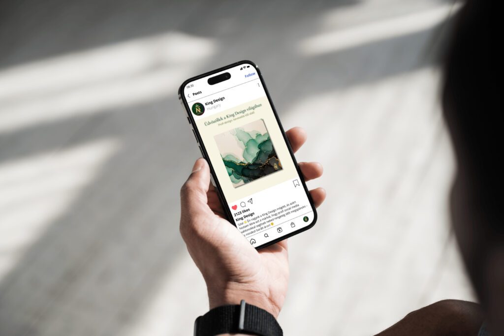 Telefon mockup instagram poszt a King Designtól kreatív tartalomkészítés